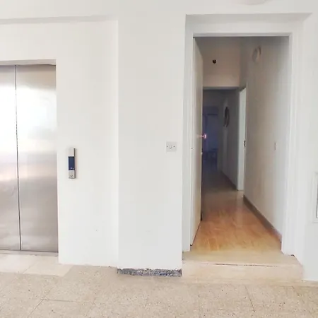 Stunning Top-floor Beachfront Διαμέρισμα *