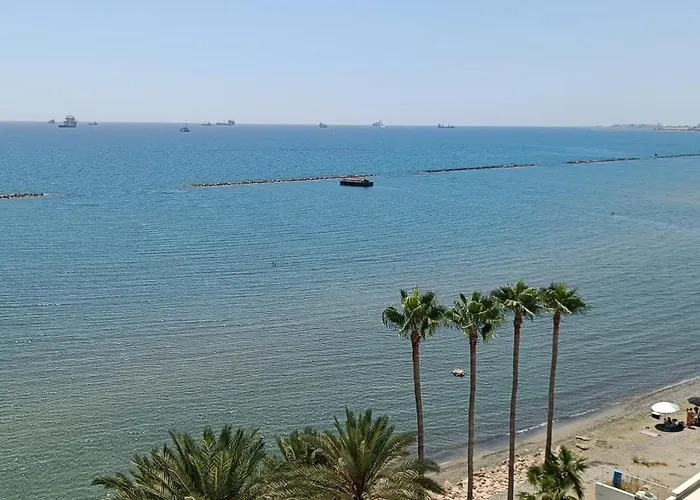 Stunning Top-floor Beachfront Διαμέρισμα