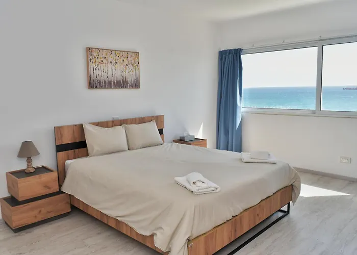 Stunning Top-floor Beachfront Διαμέρισμα *