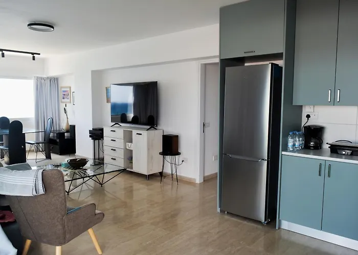 Stunning Top-floor Beachfront Διαμέρισμα *