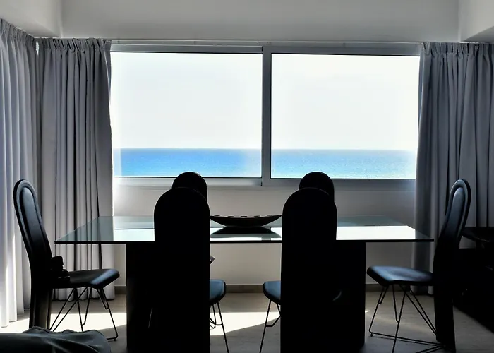 Διαμέρισμα Stunning Top-floor Beachfront Λάρνακα