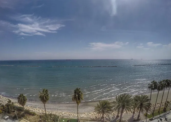 Διαμέρισμα Stunning Top-floor Beachfront Λάρνακα