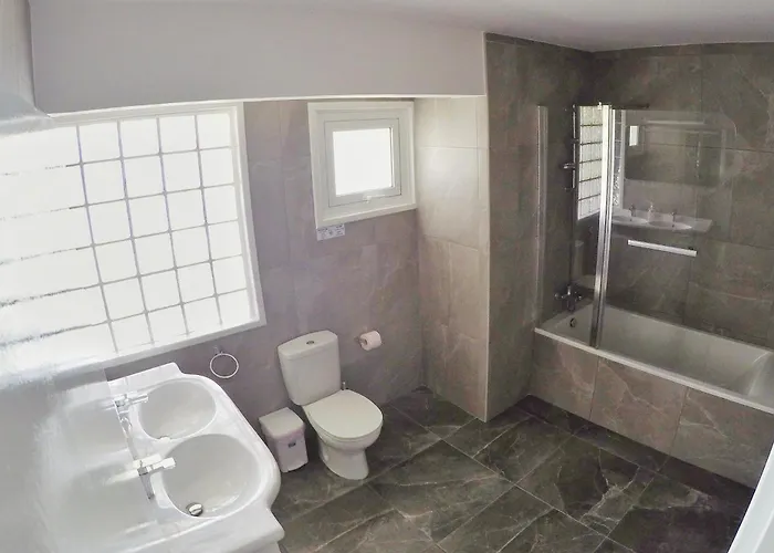 Stunning Top-floor Beachfront Διαμέρισμα *