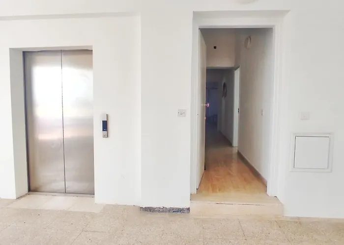 Stunning Top-floor Beachfront Διαμέρισμα *