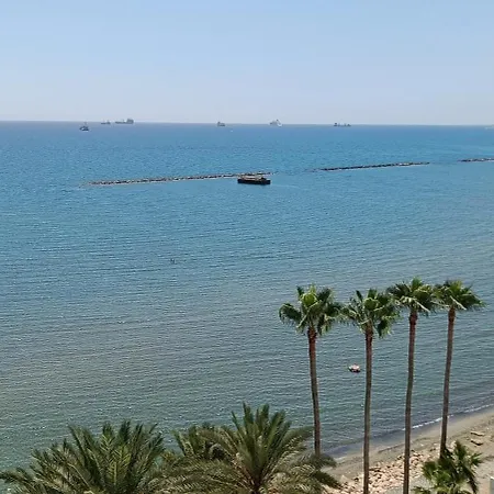 Stunning Top-floor Beachfront Daire