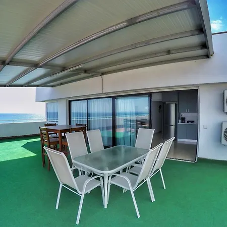 Daire Stunning Top-floor Beachfront Larnaca