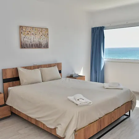 Stunning Top-floor Beachfront Daire *