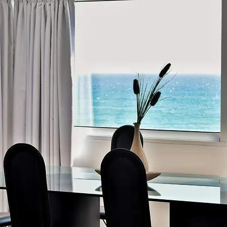 Stunning Top-floor Beachfront Daire Larnaca