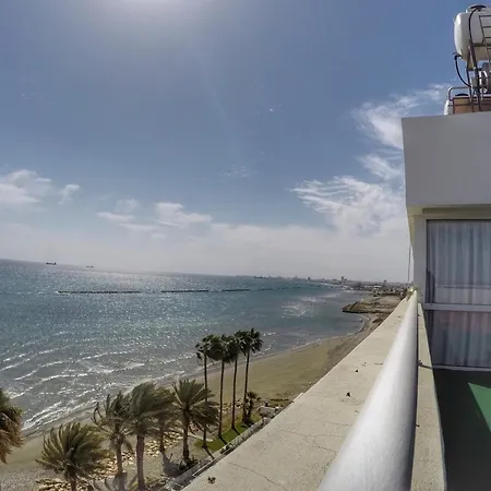Stunning Top-floor Beachfront Apartamento