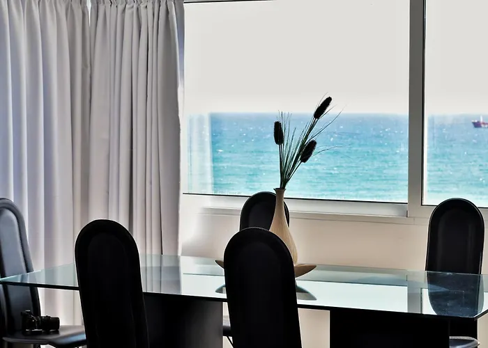 Stunning Top-floor Beachfront Апартаменты Ларнака