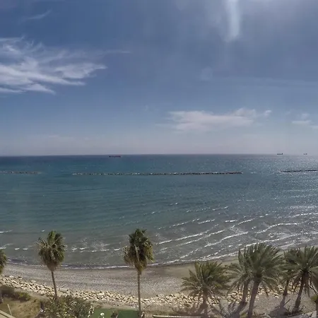 Apartmán Stunning Top-floor Beachfront Larnaca